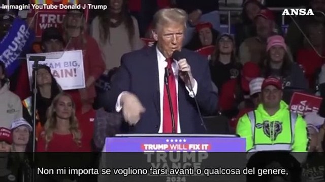 Usa2024, Trump si lamenta di un microfono basso e simula del sesso orale