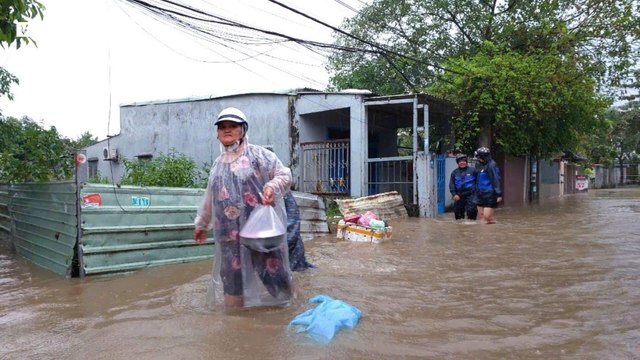 Nước ngập dâng cao sau cơn mưa xối xả, người Đà Nắng tất tả chạy lụt | VTC Now