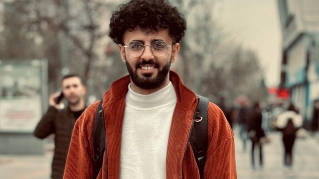 Protestoyu çeken muhabirin gazetesi basıldı, ters kelepçe yapıldı