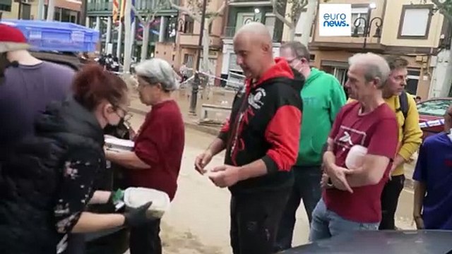 Испанцы жалуются на скудную помощь после наводнения