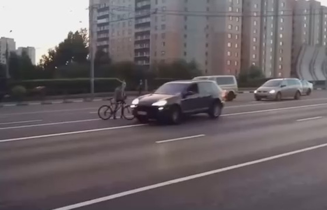 #Incroyable ! #Enlèvement d’une #personne à #Moscou en #Russie  le matin sur le périphérique. Une #scène quasi #banale de la #réalité #quotidienne dans l’indifférence générale !!! (Mon #travail : #générer du #contenu)