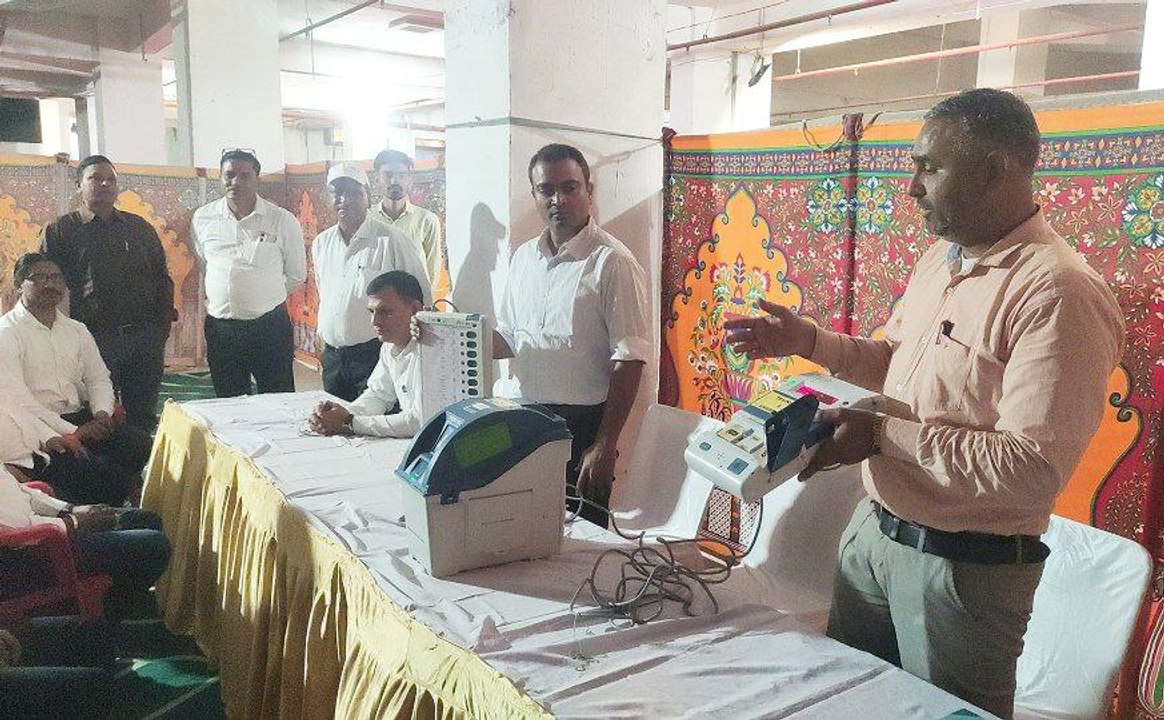 VIDEO: रामगढ़ विधानसभा सीट पर उपचुनाव के लिए मतदान दलों का प्रशिक्षण