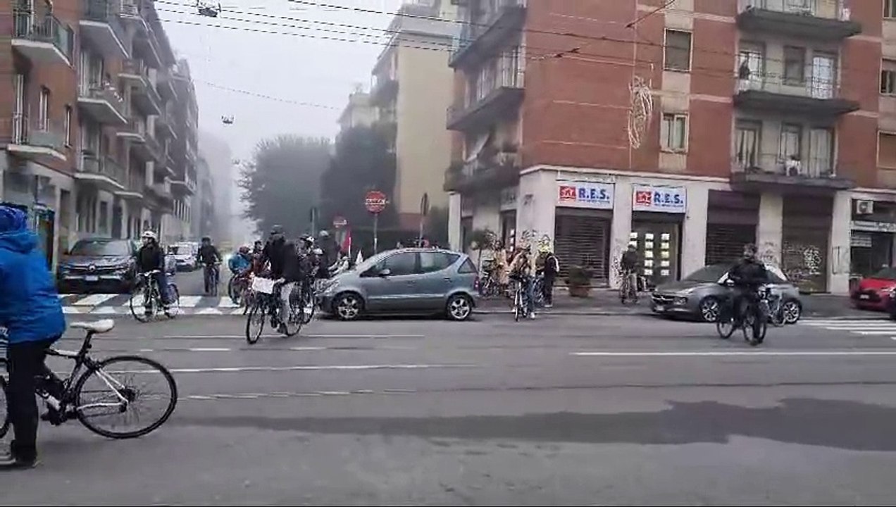 Vigile investito davanti a scuola: biciclettata per la sicurezza di bimbi e genitori