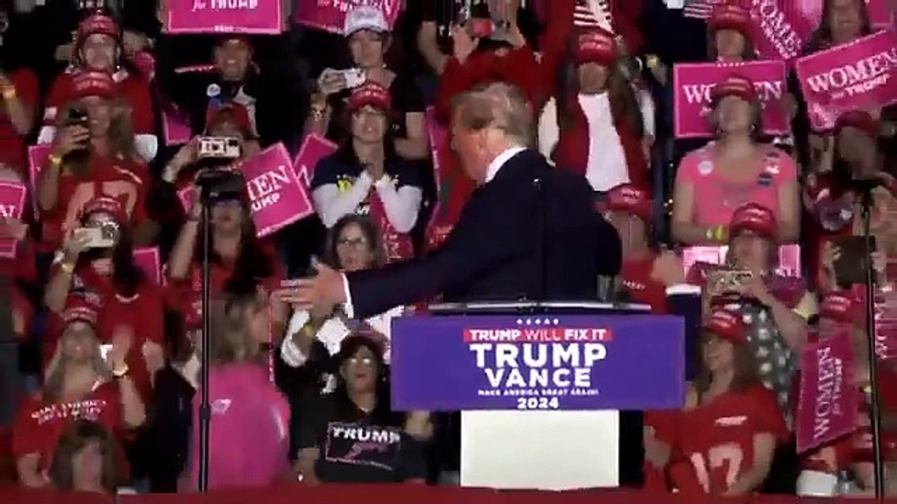 Spécial USA: Donald Trump décide de faire monter toute sa famille sur scène pendant son rassemblement en Pennsylvanie !