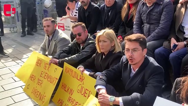 Esenyurt'ta meclis üyeleri oturma eylemine başladı... Polis 'eylemi sonlandırın' anonsu yapıyor