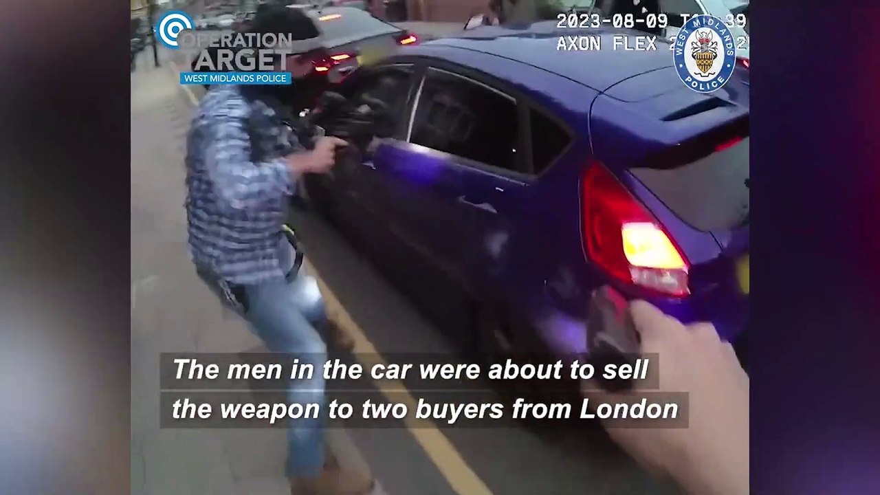 Armed cops swoop on gangsters before gun deal