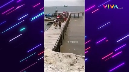 Antusias Sambut Anggota DPRD, Gerombolan Warga Jatuh ke Laut
