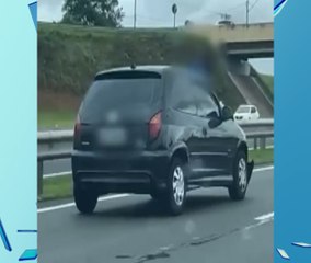 Homem não aceita o fim e vai parar no capô do carro da ex