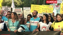 İzmir'de İş Bırakan Sağlık Emekçileri Aile Hekimliği Sözleşme ve Ödeme Yönetmeliği'ndeki Değişikliği Protesto Etti