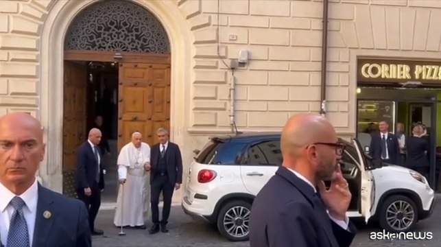 Il papa fa una visita di cortesia a sorpresa ad Emma Bonino