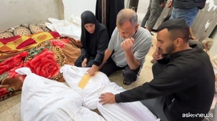 Raid israeliani a Gaza, 29 morti: "Sono bruciati tutti"
