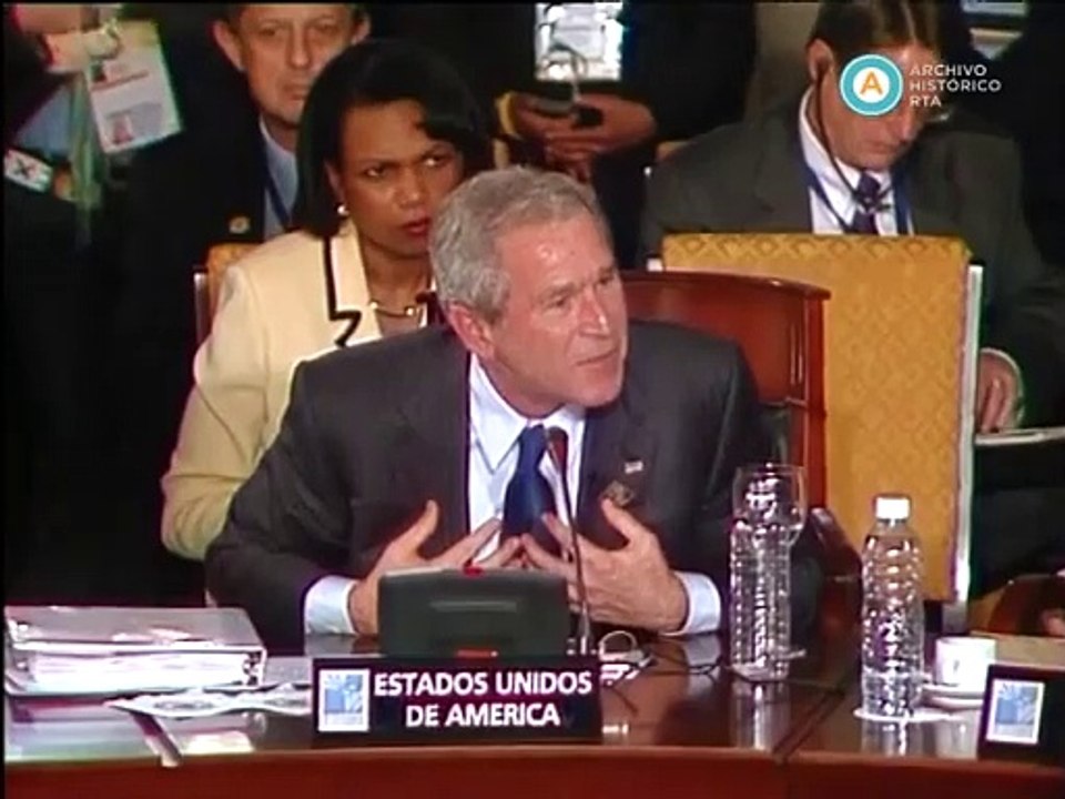 George W. Bush Jr. y Hugo Chávez en la IV Cumbre de las Américas