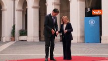 Rutte sbaglia posto per la foto insieme a Meloni