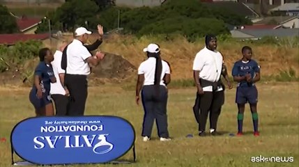 Il principe William gioca a rugby con alcuni studenti in Sudafrica