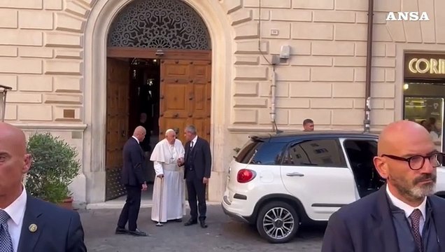 Roma, il Papa in visita a Emma Bonino