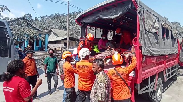 Thousands evacuated as Indonesian volcano eruption kills 10