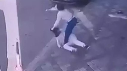 Bağcılar’da hırsızların ev sahibine yakalandığı anlar kamerada