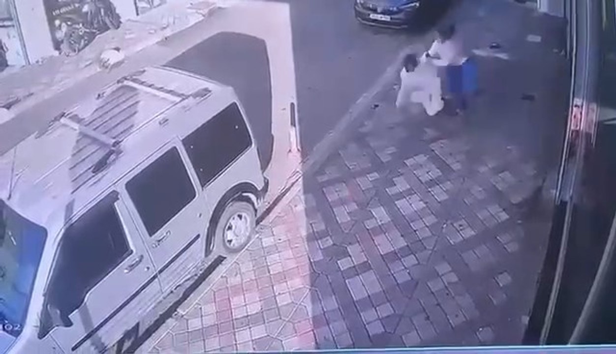 Bağcılar'da bir kadın evine giren hırsızı üzerine atlayıp yakaladı