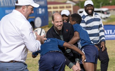 Il Principe William gioca a rugby coi ragazzi in Sudafrica durante il Royal Tour senza Kate Middleton