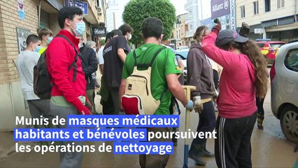 Inondations en Espagne: les habitants portent des masques contre une éventuelle contamination