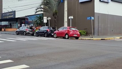 Ford Ka e HB20 batem na esquina do Shopping JL, no Centro