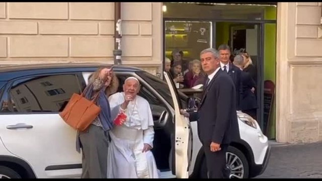 Il papa fa una visita di cortesia a sorpresa ad Emma Bonino