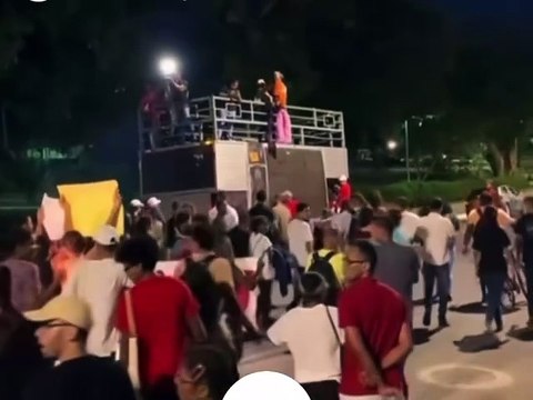 Estudantes universitários de Camaçari protestam contra suspensão de transporte gratuito