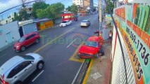 Cámaras de seguridad capta momento en que un vehículo impacta dos motores en SFM