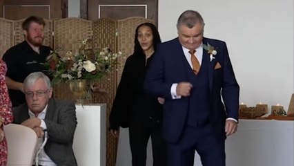 Dad forgets to walk bride down aisle 
