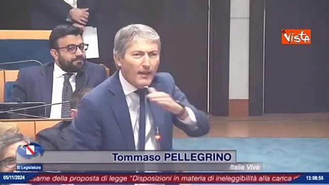 De Luca mostra corno portafortuna prima di voto terzo mandato e consiglio regionale scoppia a ridere