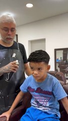 Un coiffeur rend le sourire à des enfants