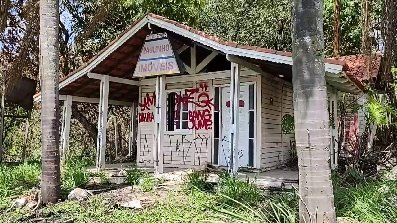 CHALÉ ABANDONADO NA BEIRA DA RODOVIA - POR QUE NINGUÉM QUER MORAR NESTA CABANA???
