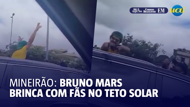 No teto solar, Bruno Mars brinca com fãs a caminho do Mineirão