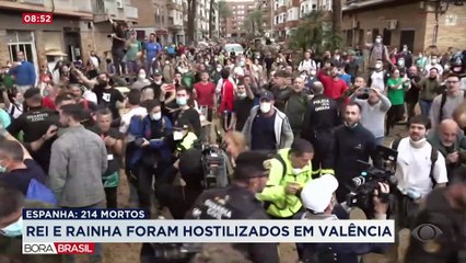Rei e rainha da Espanha são atacados com lama após chuvas torrenciais no país