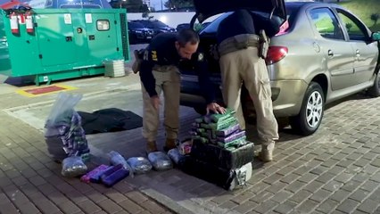 PRF apreende carro carregado com 123 Kg de maconha na BR-277