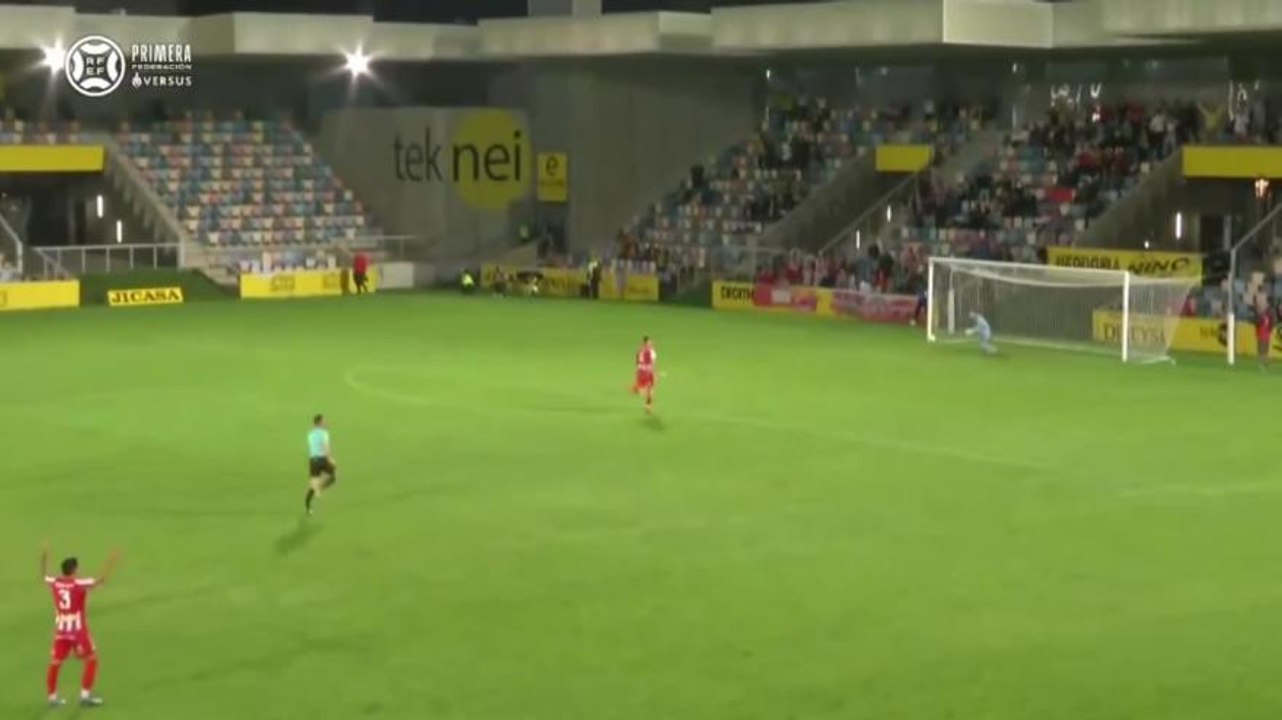 Prova a sorprendere il portiere che compie una parata senza senso