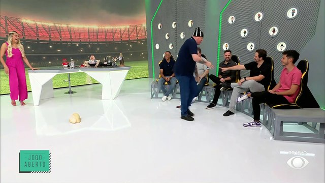 Ronaldo provoca Denílson com cabeça de porco após vitória do Corinthians