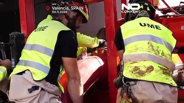 استمرار البحث عن ناجين في مواقف السيارات المغمورة بالمياه والطين إثر الفيضانات في إسبانيا