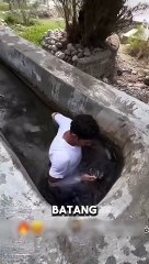 Anak laki-laki ini melompat ke dalam genangan air