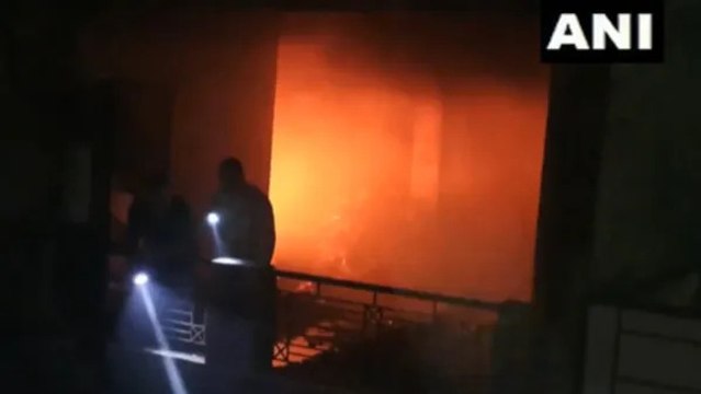 लुधियाना के नूरवाला रोड पर एक इमारत में आग लगी, दमकल की गाड़ियां मौके पर मौजूद हैं