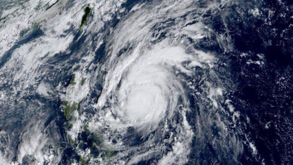 Bão Yinxing giật cấp 17 đang áp sát Biển Đông