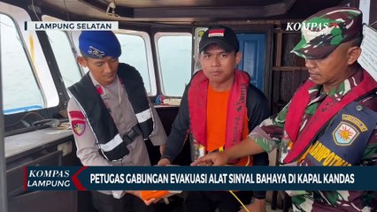 Petugas Gabungan Evakuasi Alat Sinyal Bahaya di Kapal Kandas