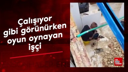 Çalışıyor gibi görünürken oyun oynayan işçi