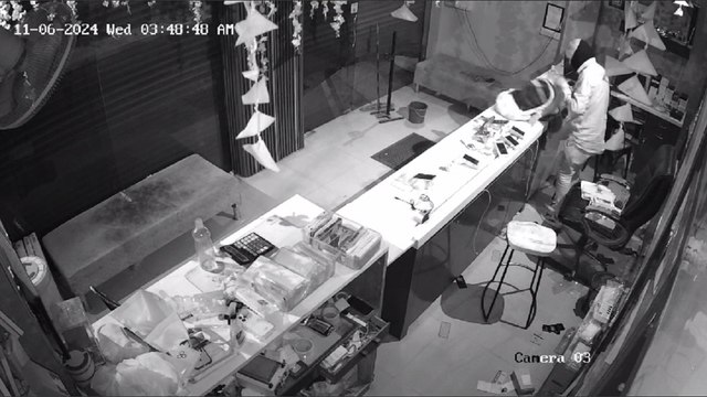 Video : Jaipur में नकाबपोश बदमाशों का Terror, Showroom से चुराए 1.50 करोड़ के Mobile, Cctv में कैद हुई वारदात