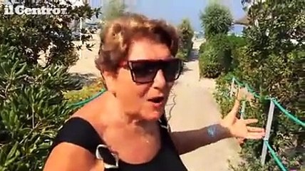 Pescara, i bagnanti e il mare sporco