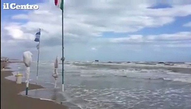 Pescara, mareggiata e divieto di balneazione