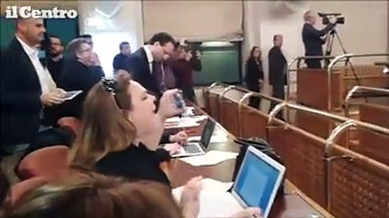 L'Aquila, il consiglio non decide sui Punti nascita e scoppia la protesta