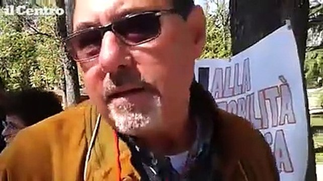 L'Aquila, protesta inquilini alloggi popolari davanti all'Emiciclo