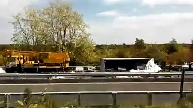 Ortona, rimorchio si ribalta sull'A14 e blocca l'autostrada