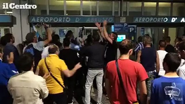 Pescara, tifosi in attesa della squadra all'aeroporto